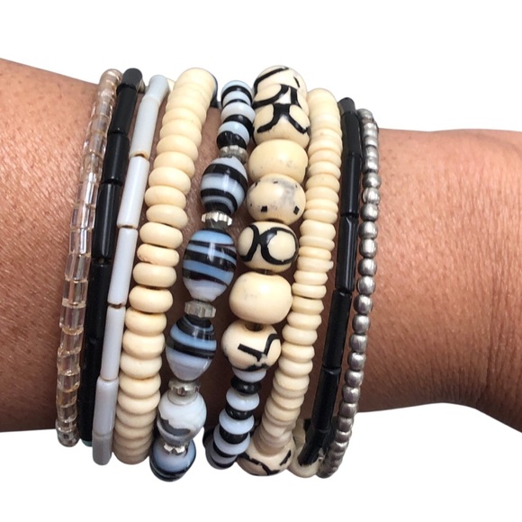 TEN TURN BEAD AND BONE BRACELET BLACK & WHITE - Picture 3 of 8